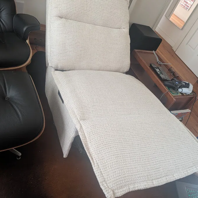 The Art of the Invisible Recline: How to Style an Armless Silhouette in Minimalist Spaces