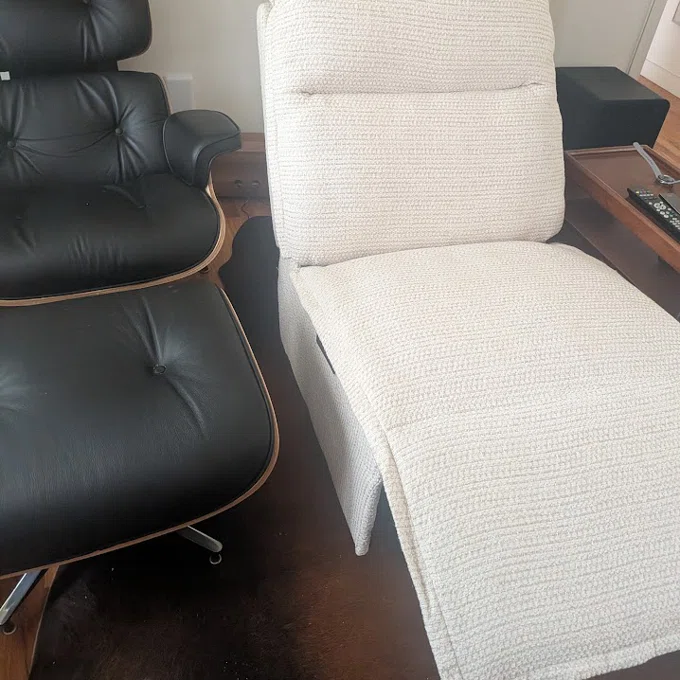 The Art of the Invisible Recline: How to Style an Armless Silhouette in Minimalist Spaces